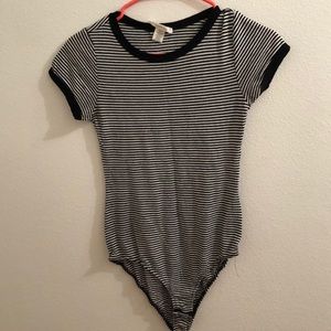 Romper, white and black striped. Short sleeve.